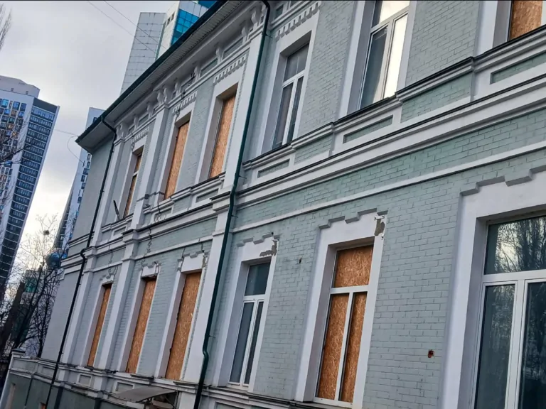 Охматдит, корпус №3 — відновлений фасад історичного корпусу після робіт ПП «СпецСервіс»