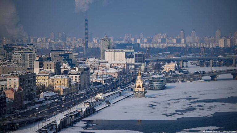 Зимова панорама Києва з димарями ТЕЦ — резервне теплопостачання міста